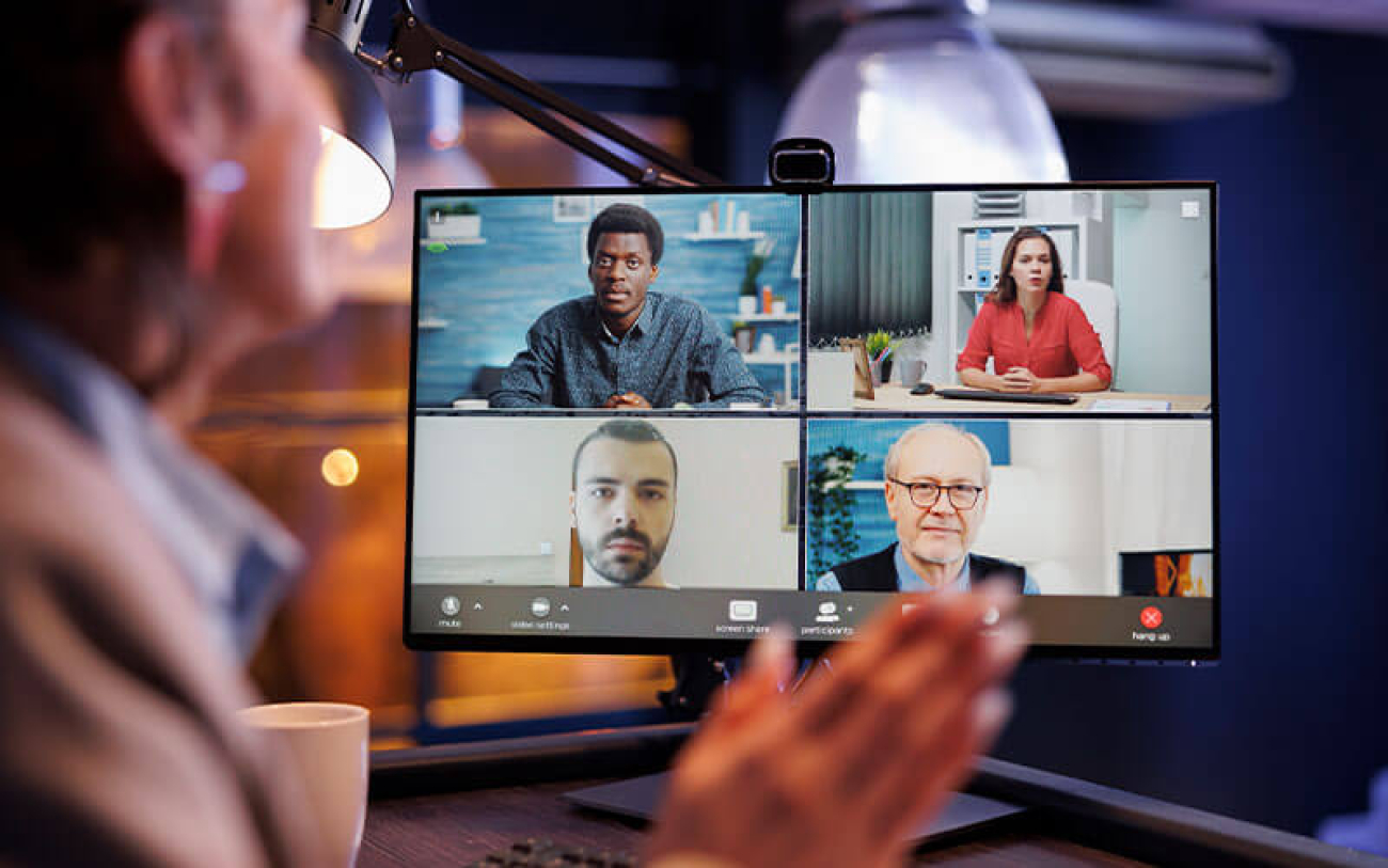 Imagem de uma reunião virtual em uma tela de computador