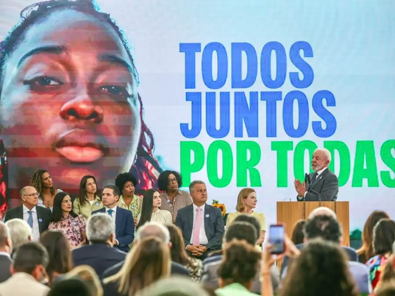 Imagem mostra o presidente da República, Luiz Inácio Lula da Silva, durante cerimônia de assinatura do Pacto Brasil de Enfrentamento ao Feminicídio.