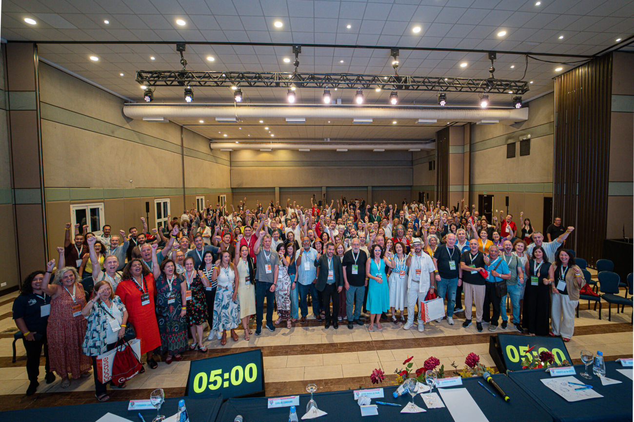 Foto de dezenas de dirigentes sindicais no auditório do evento