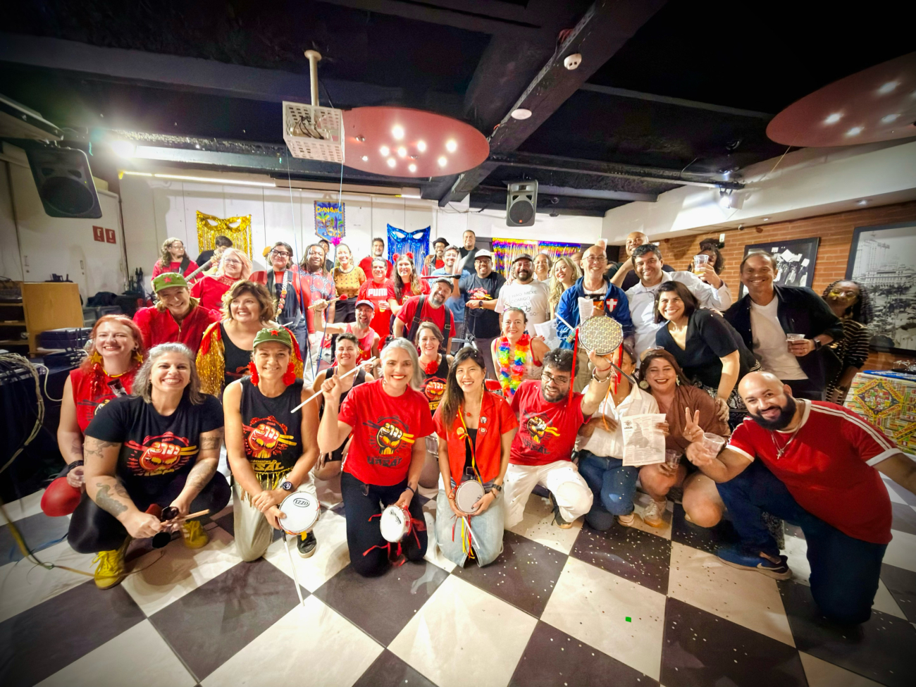 Bancários e convidados sentados e em pé curtindo a folia de carnaval