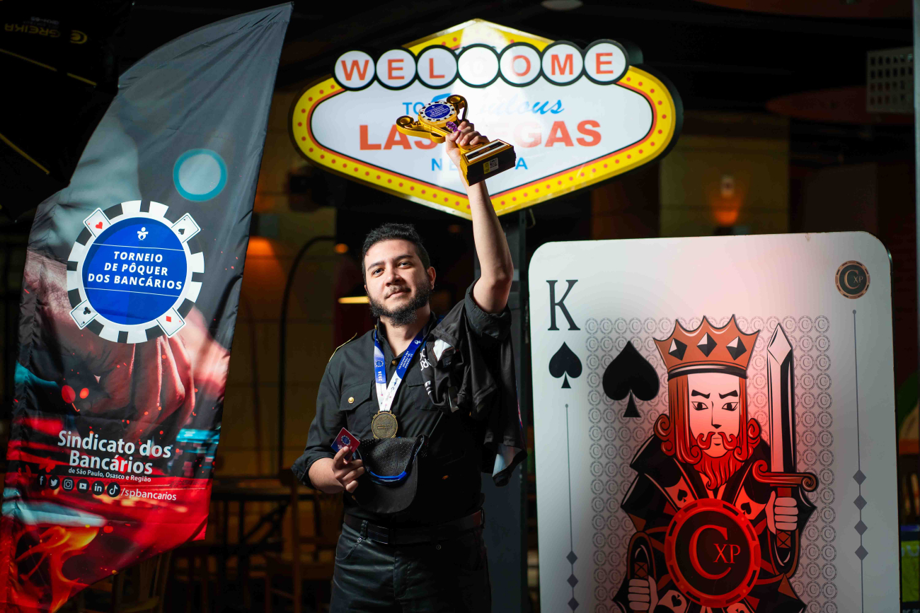 Ritcheli Romão Colli celebra sua primeira conquista no Torneio de Pôquer dos Bancários