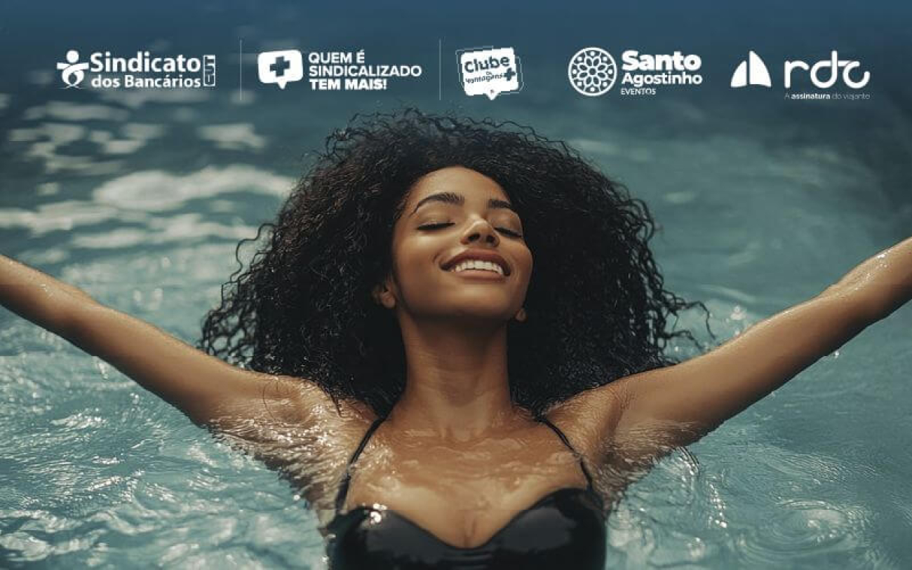 Mulher negra dentro da piscina