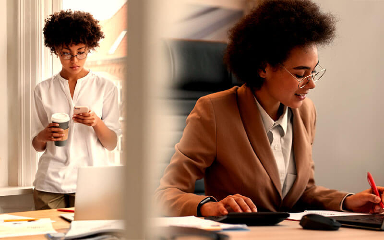 montagem com imagem de uma mesma mulher em dois ambientes: trabalhando de casa e no escritório