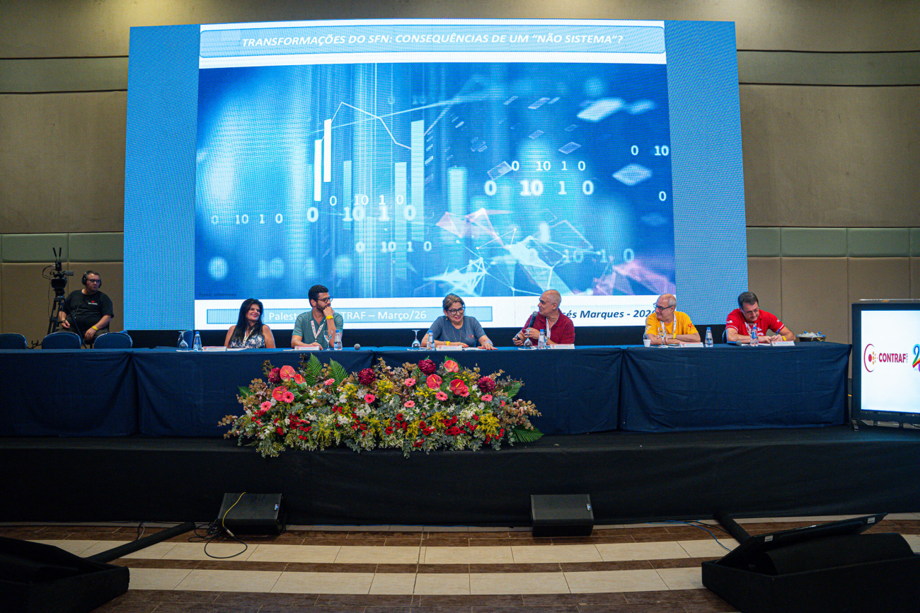 Foto da mesa de debates do evento