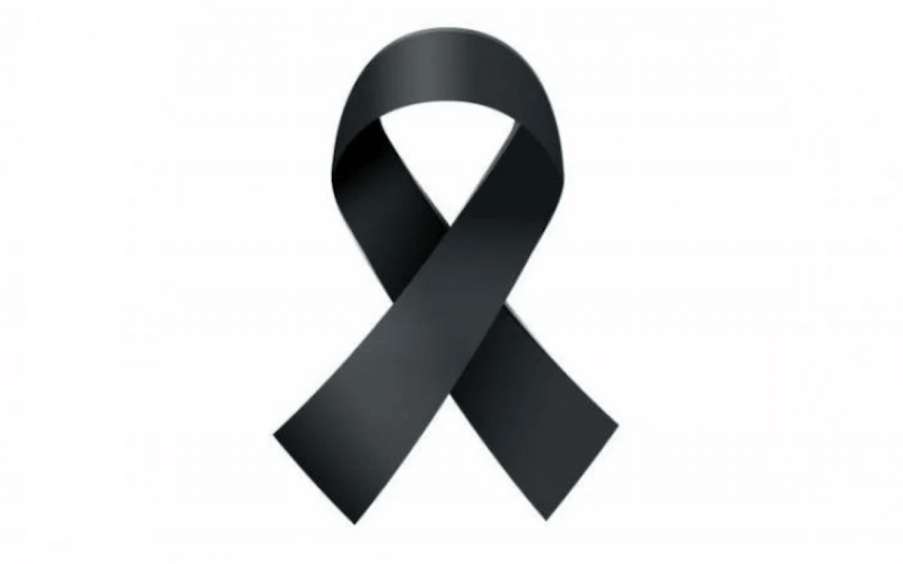 Laço preto, em referência ao luto