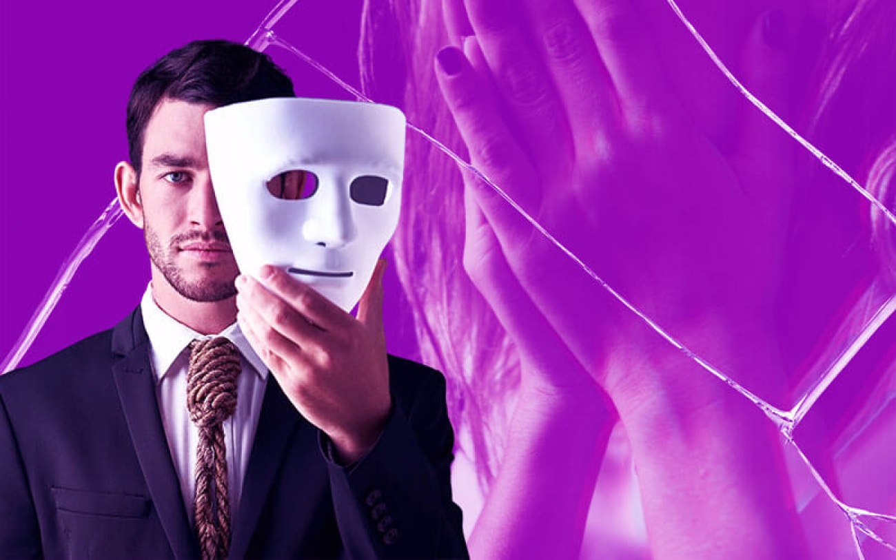 Imagem de um homem segurando uma máscara, ao fundo, a imagem de uma mulher com as mãos no rosto