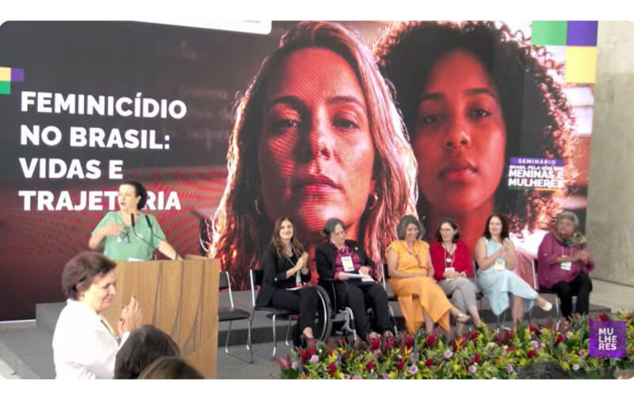 Foto do palco do evento “Brasil pela Vida das Meninas e Mulheres”