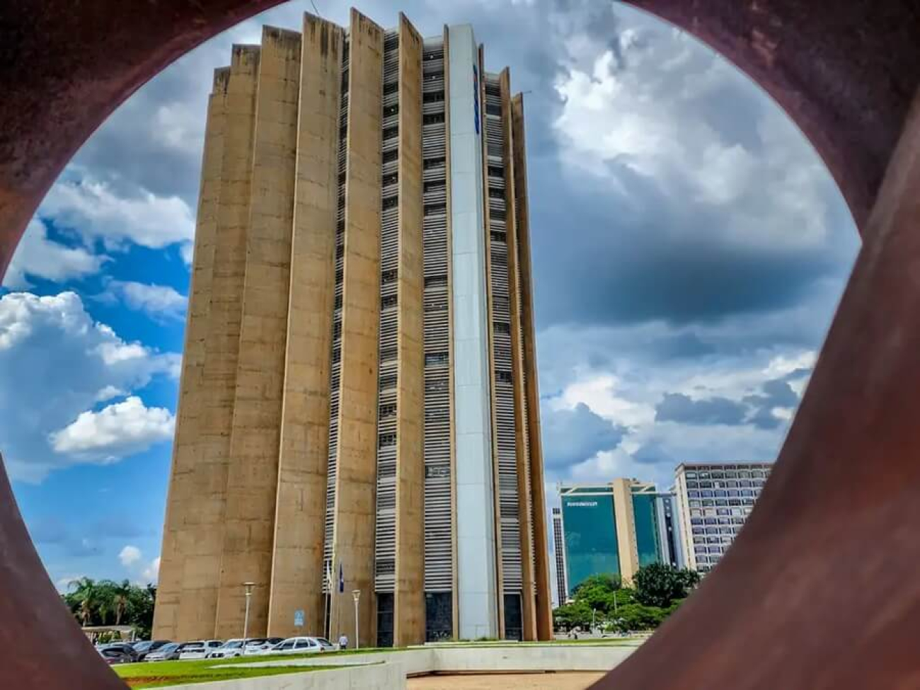 Imagem mostra prédio da Caixa Econômica Federal, em Brasília