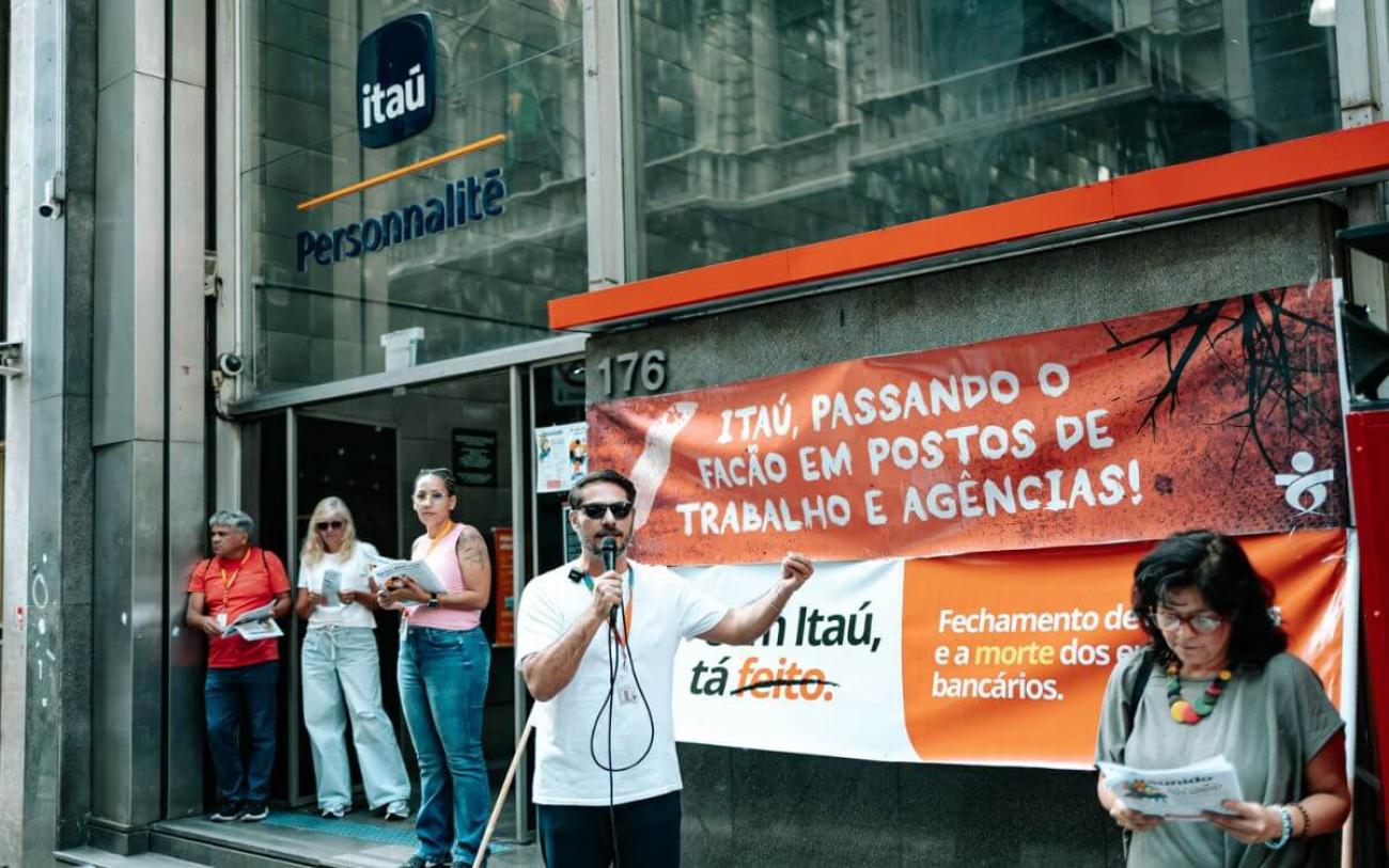 Em Dia Nacional de Luta, trabalhadores protestam contra o fechamento de agências pelo Itaú (Foto: Seeb-SP)