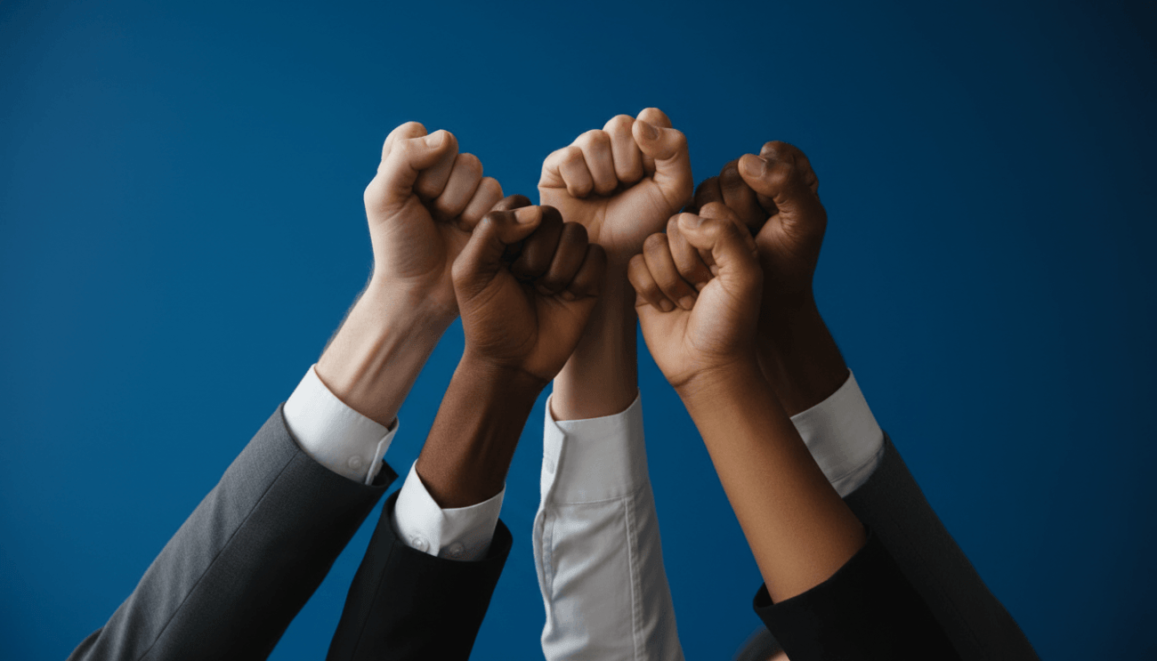 Imagem de punhos cerrados erguidos, em fundo azul
