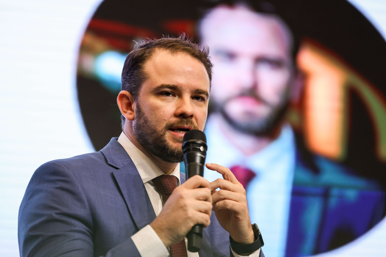 O ministro da Fazenda, Dario Durigan, anunciou que o governo Lula prepara um programa de combate ao endividamento das famílias (Foto: Marcelo Camargo/Agência Brasil)