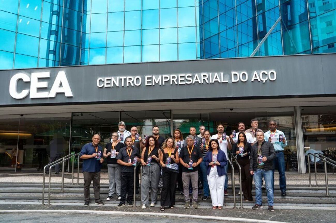Imagem mostra sindicalistas em frente ao prédio do aço