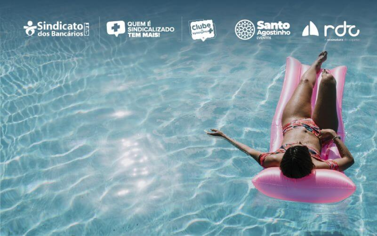 Imagem de uma mulher, de biquini, relaxando em uma boa na piscina (Divulgação)