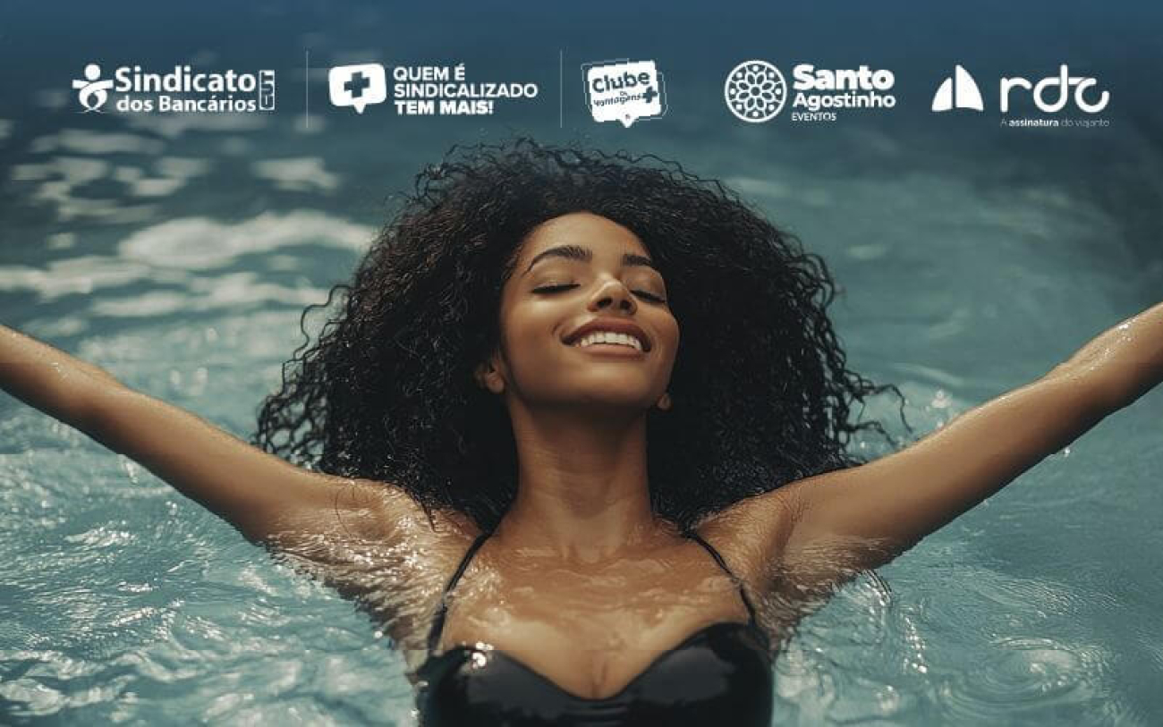 Uma mulher centralizada na imagem com os braços abertos e dentro de uma piscina, ela veste um bikini preto. Ao topo da imagem, as logos do Sindicato dos bancários, "quem é sindicalizado tem mais!", "clube de vantagens", "Hotel Santo Agostinho" e "RDC Viagens"