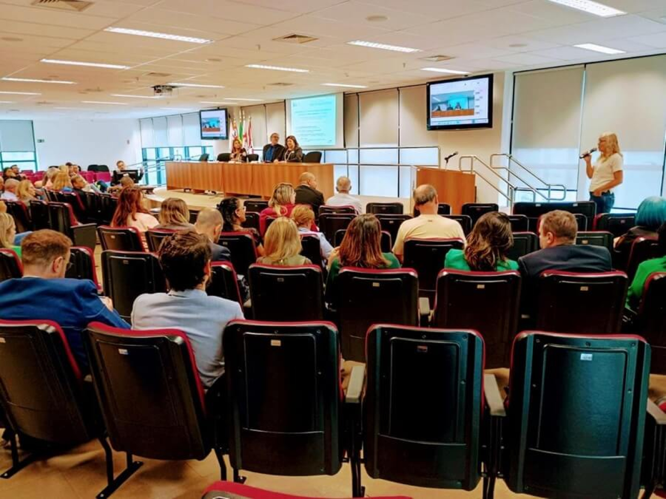 Imagem mostra auditório lotado