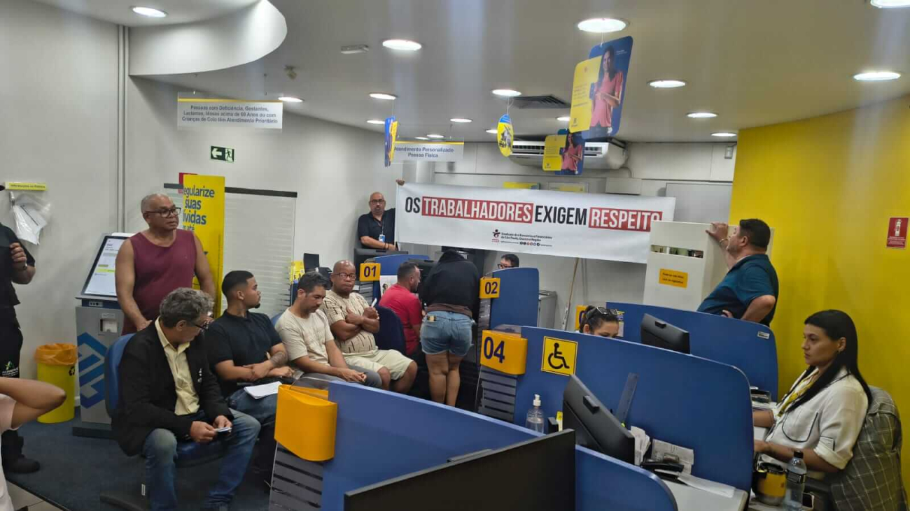 Foto de agência lotada do Banco do Brasil
