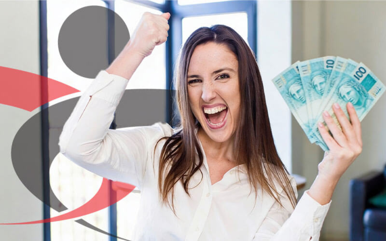Imagem mostra mulher branca de cabelos lisos com notas de R$ 100 na mão, sorrindo, e o outro braço erguido em sinal de comemoração. Ao fundo desponta o logo do Sindicato dos Bancários de São Paulo, Osasco e Região