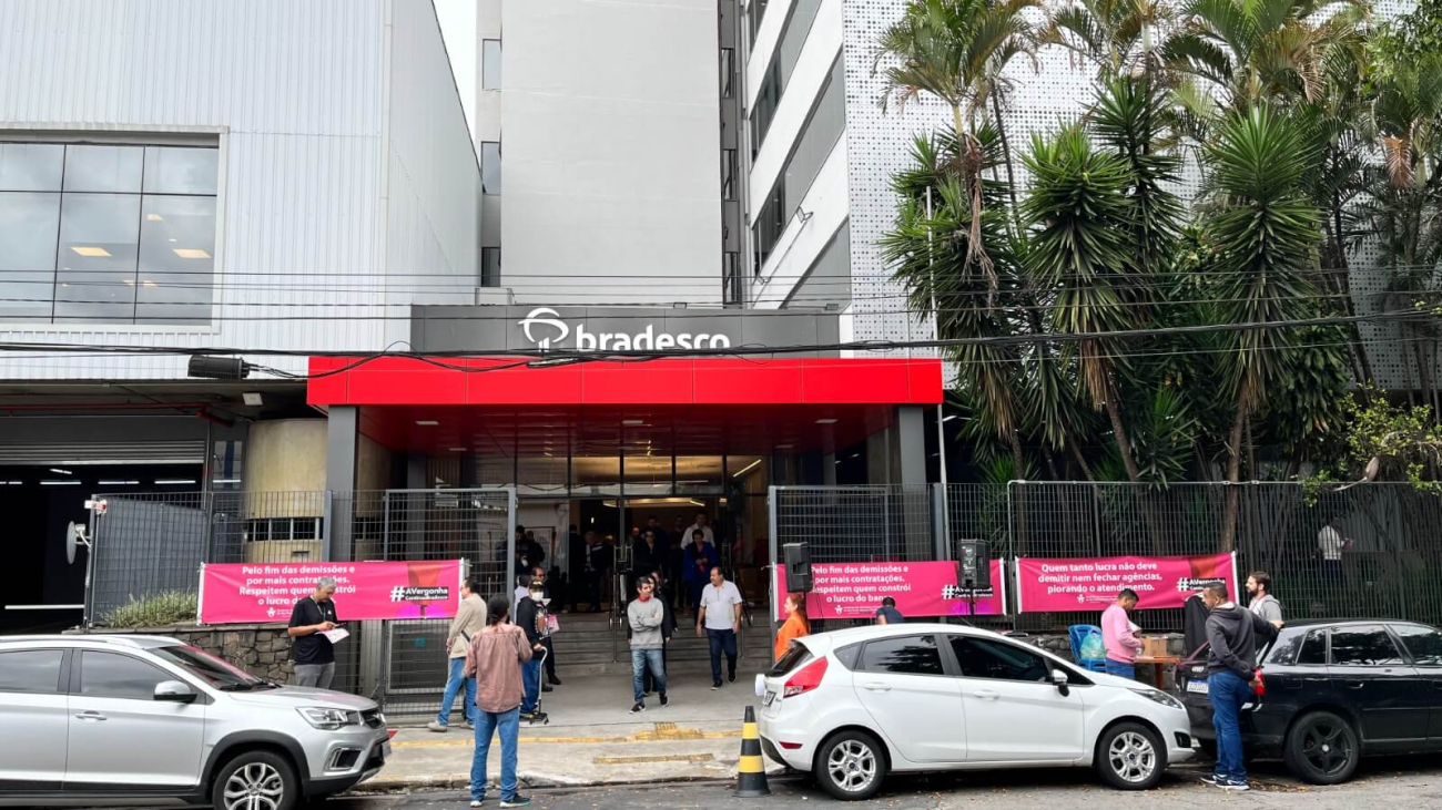 Foto da fachada do prédio do Núcleo Vila Leopoldina do Bradesco