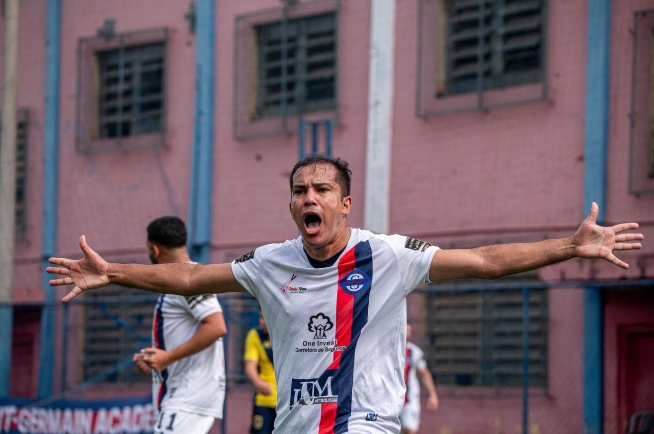 Jogador comemora um gol com os braços abertos