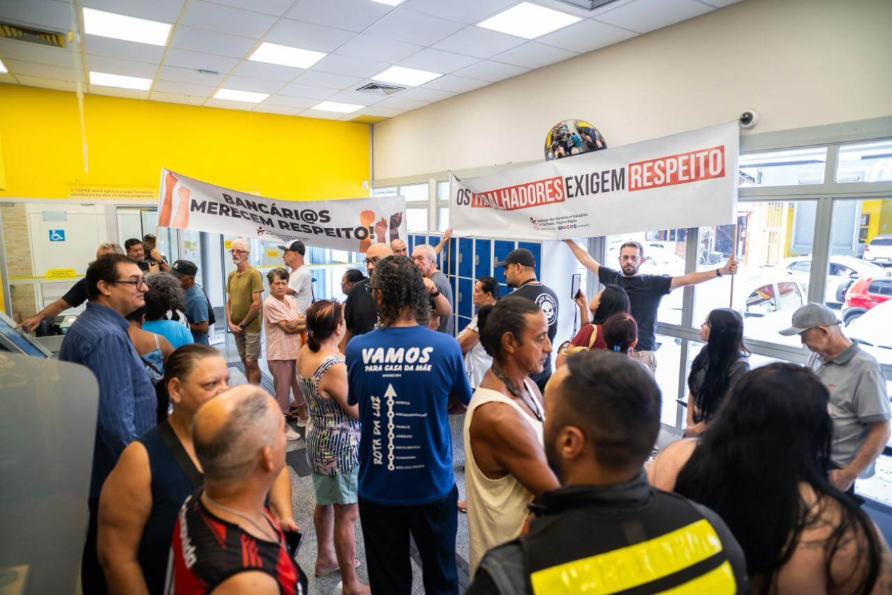 Sindicato protesta contra falta de funcionários em agência do Banco do Brasil