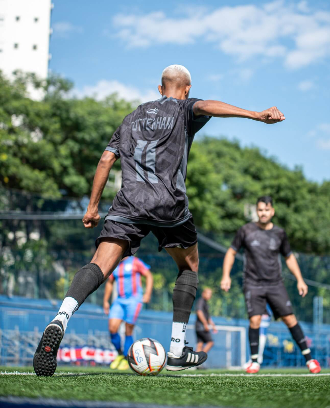 Jogador do Tottenhan Fcpreparado para realizar um passe