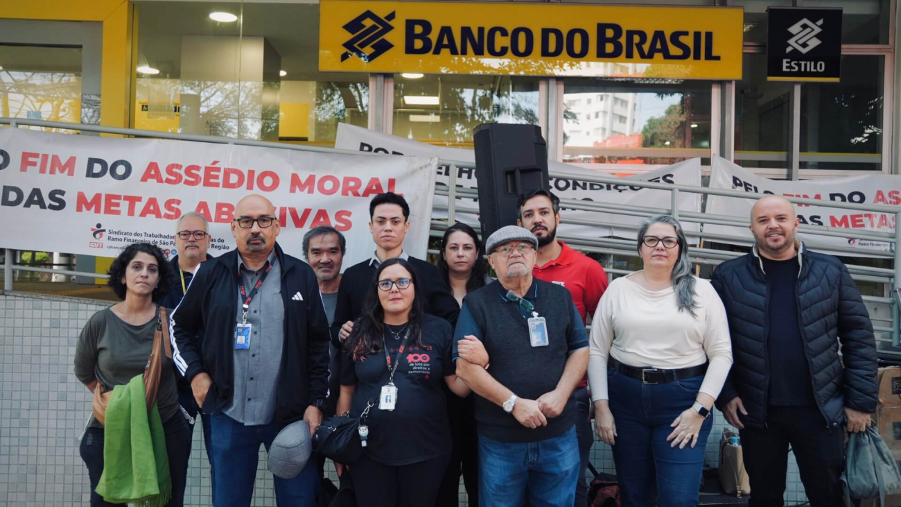 Dirigentes do Sindicato posam para fptp em frente ao prédio que abriga as Superintendências Leste do Varejo e do Segmento Estilo do Banco do Brasil