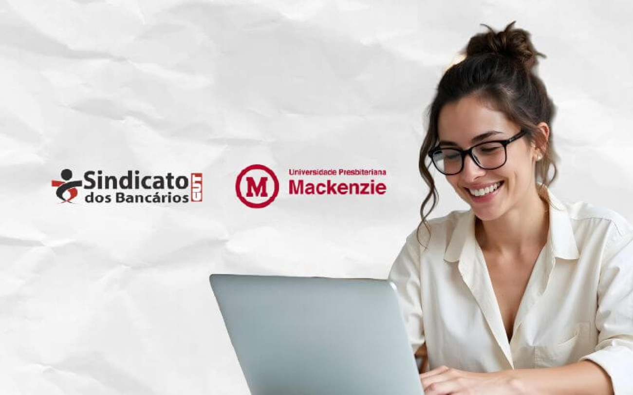Imagem mostra mulher jovem, branca e magra com cabelos castanhos e óculos em frente a um computador. ao lado dela há os logos do Sindicato dos Bancários de São Paulo e da Universidade Presbiteriana Mackenzie sob um fundo branco simulando papel amassado
