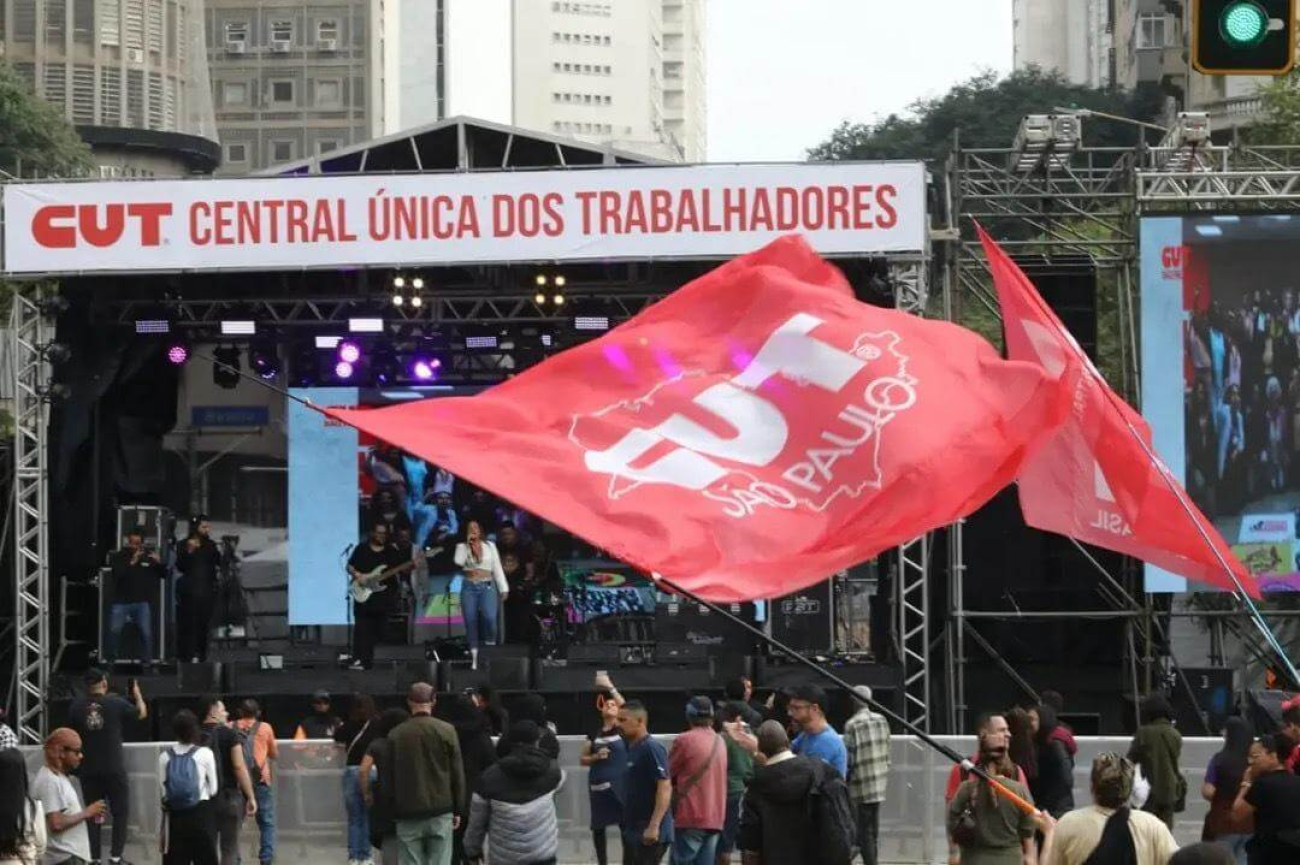 Foto do palco e parte da plateia no evento de encerramento de Mês do Trabalhador da CUT-SP