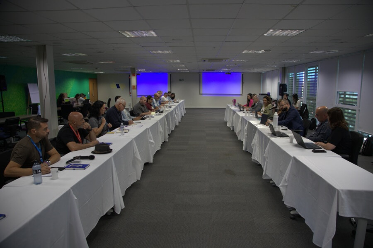 imagem mostra mesa de negociação entre representantes da Caixa Econômica Federal e dos empregados do banco