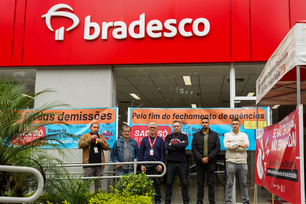 Foto de dirigentes protestando em frente à agência Jabaquara do Bradesco
