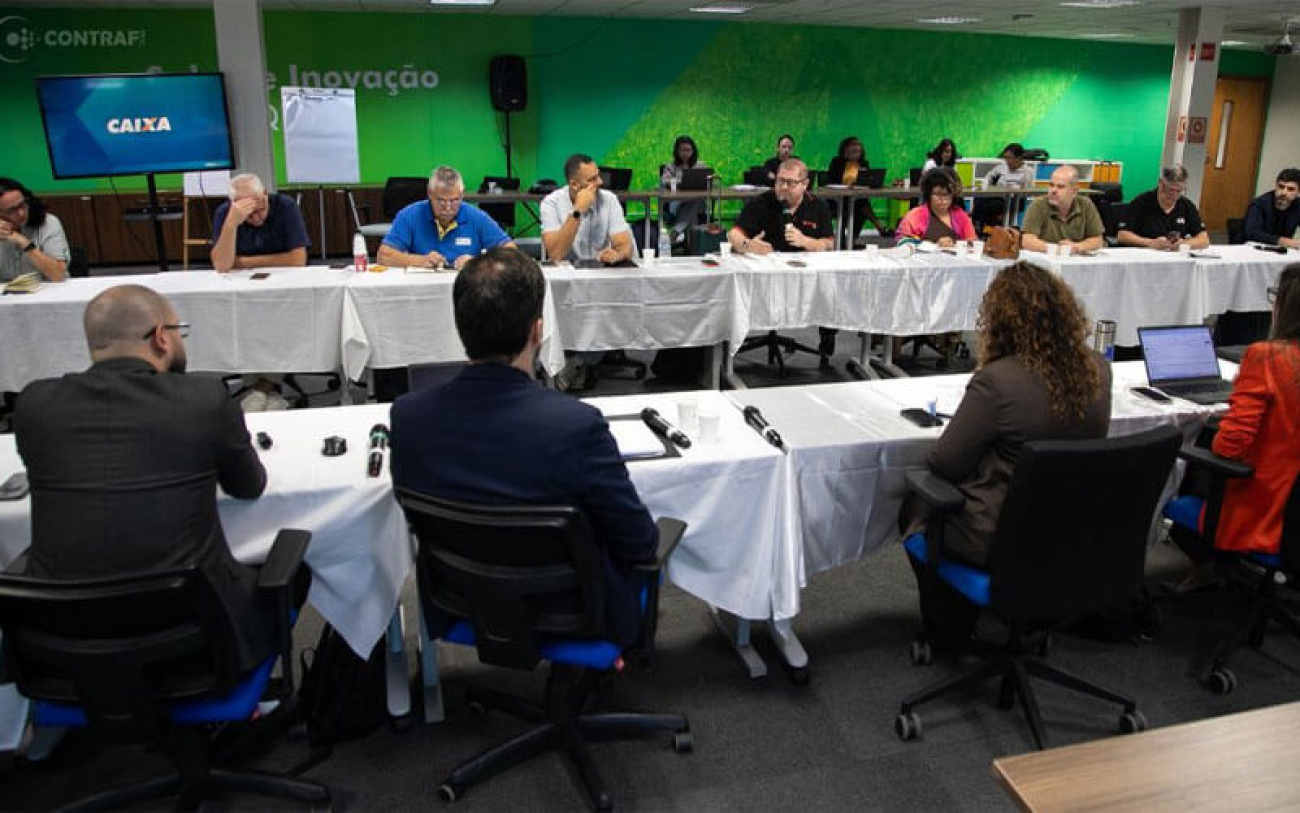 Foto da mesa de negociação entre CEE e a Caixa