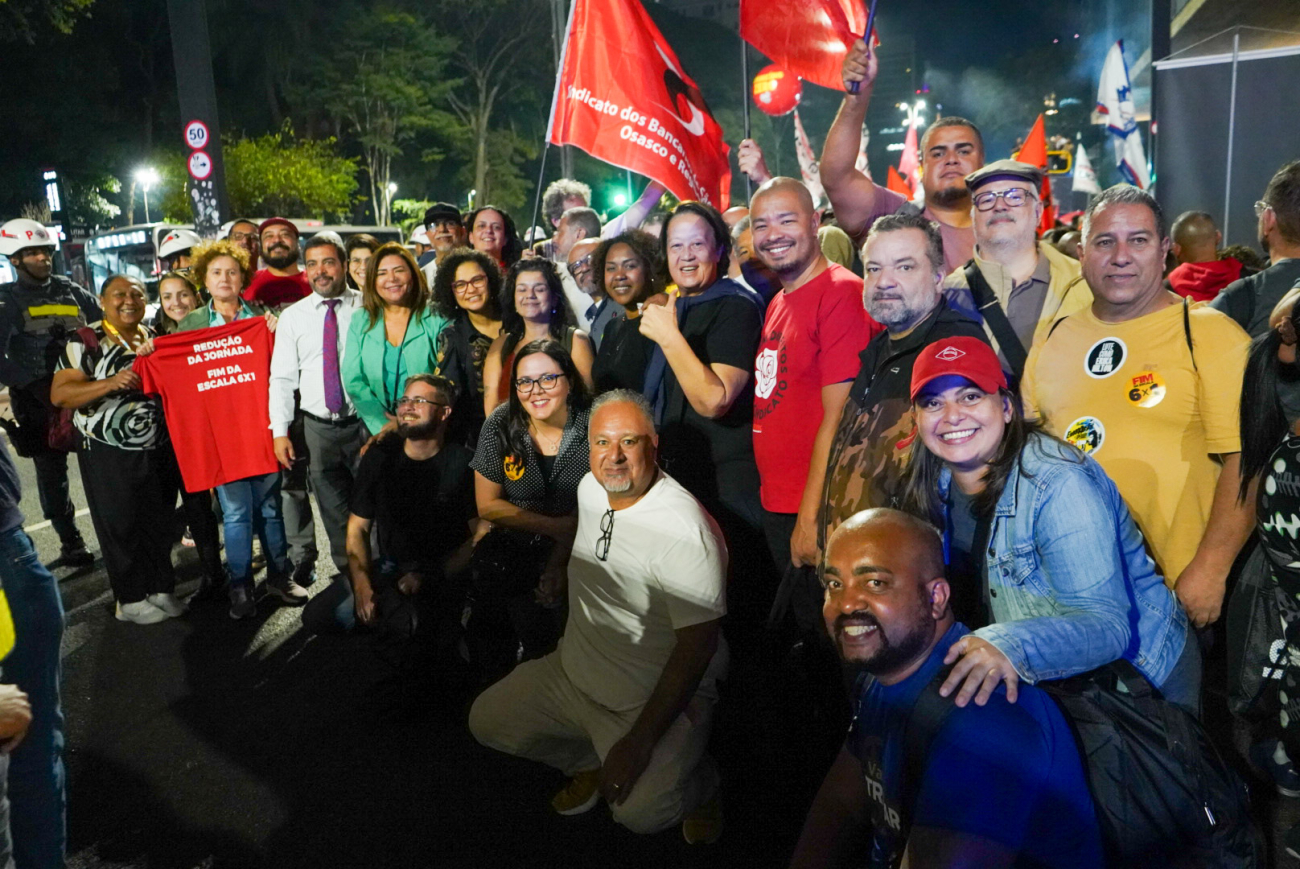 Dirigentes do Sindicato dos Bancários posam para foto durante ato pelo fim da escala 6x1, na Avenida Paulista
