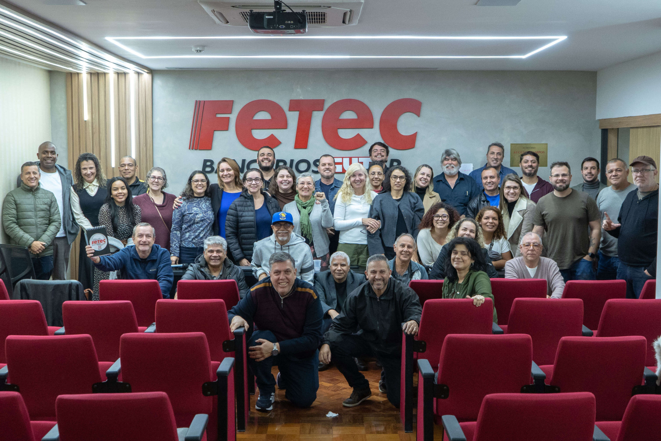 Dirigentes sindicais da base da Fetec-CUT/SP posam para a foto após o Encontro Estadual