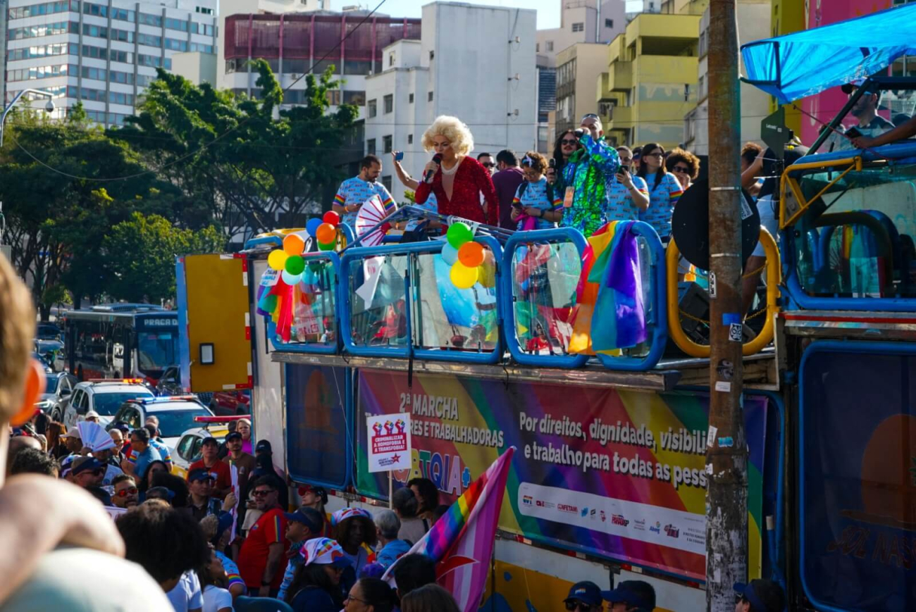 Sindicato reafirma apoio à causa LGBT enquanto empresas abandonam patrocínio à Parada