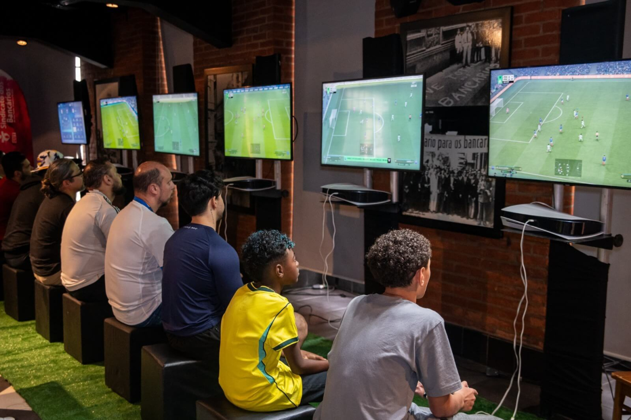 Pessoas jogando EAFC26 em PS5 em linha temos 5 consoles e 5 participantes