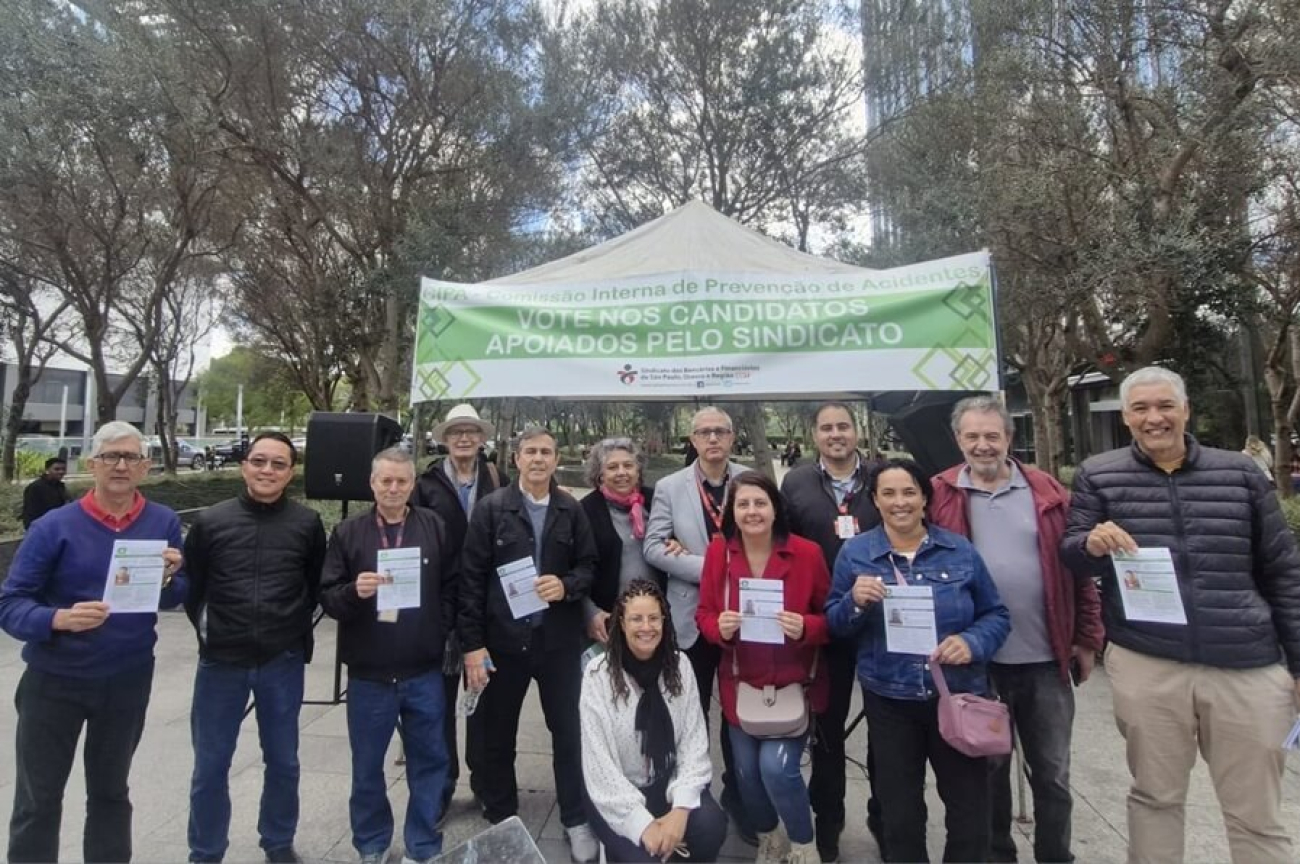 Imagem mostra dirigentes perfilados durante atividade na Torre Santander