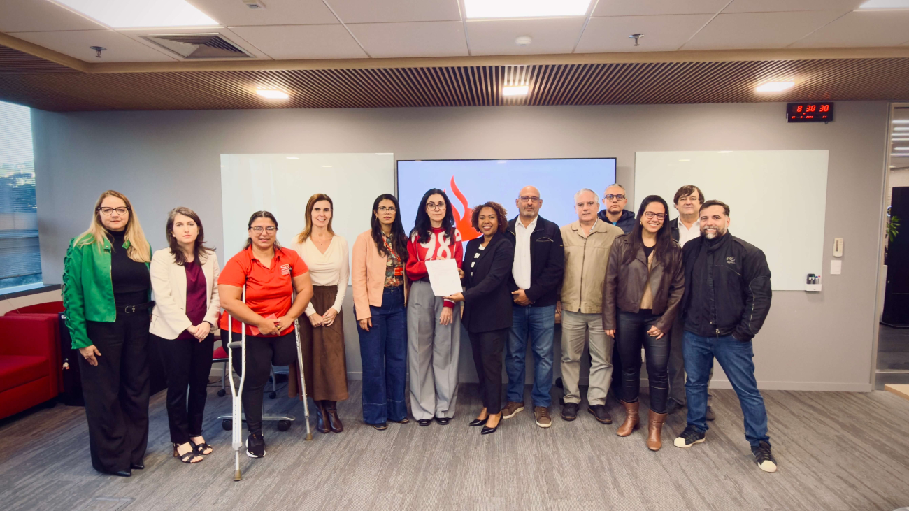 Representantes dos trabalhadores e representantes do Santander posam para foto