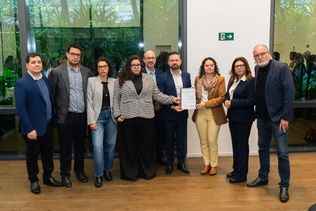 Representantes dos trabalhadores e representantes do Banco do Brasil posam para foto durante entrega da pauta de reivindicações do funcionalismo