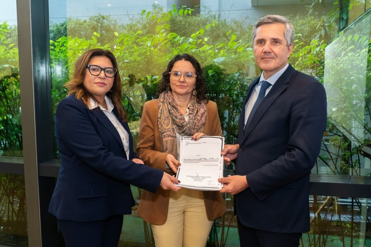 Imagem mostra Neiva Ribeiro e Juvandia Moreira minuta de reivindicações