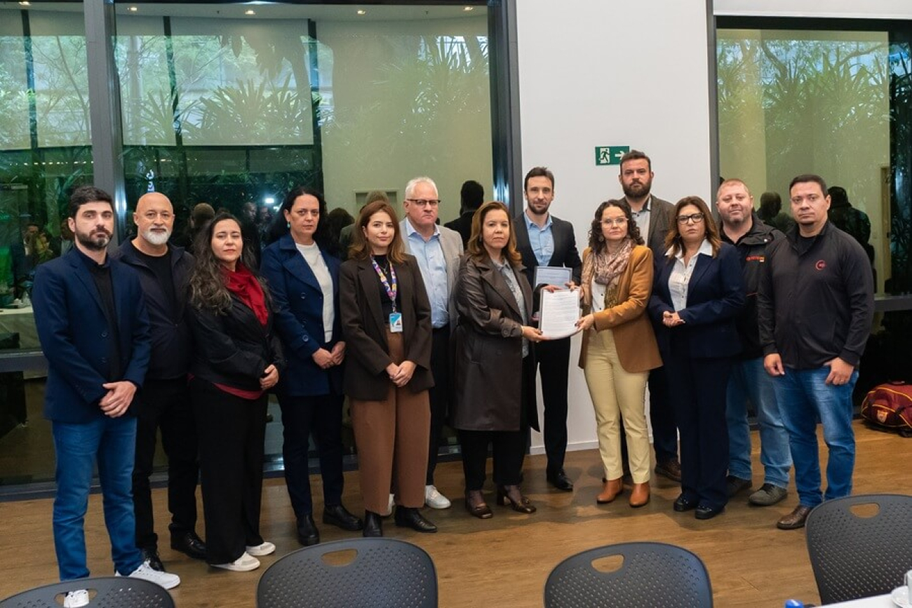 imagem mostra dirigentes da caixa econômica federal perfilados durante a entrega da minuta de reivindicações