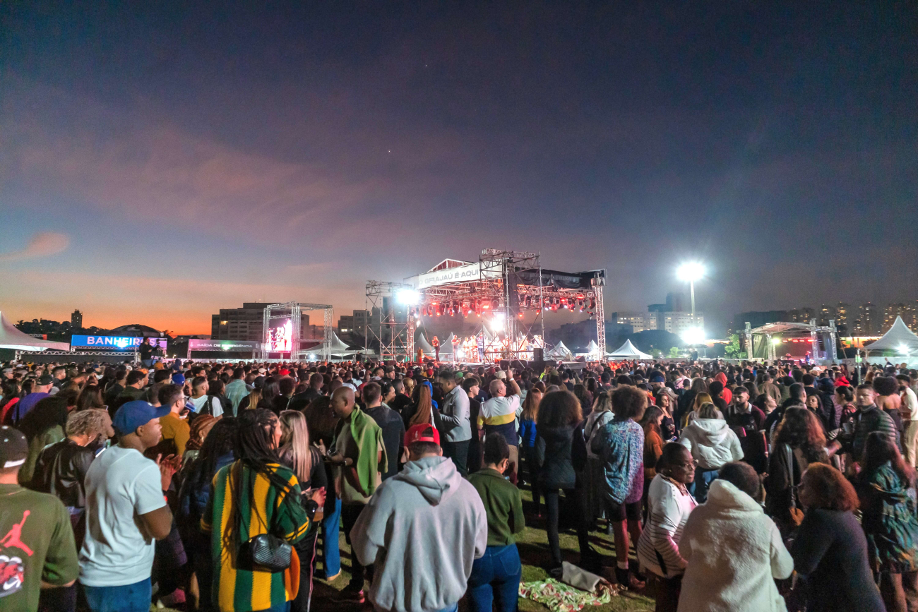 Foto do público e do palco do evento, no Parque Villa Lobos