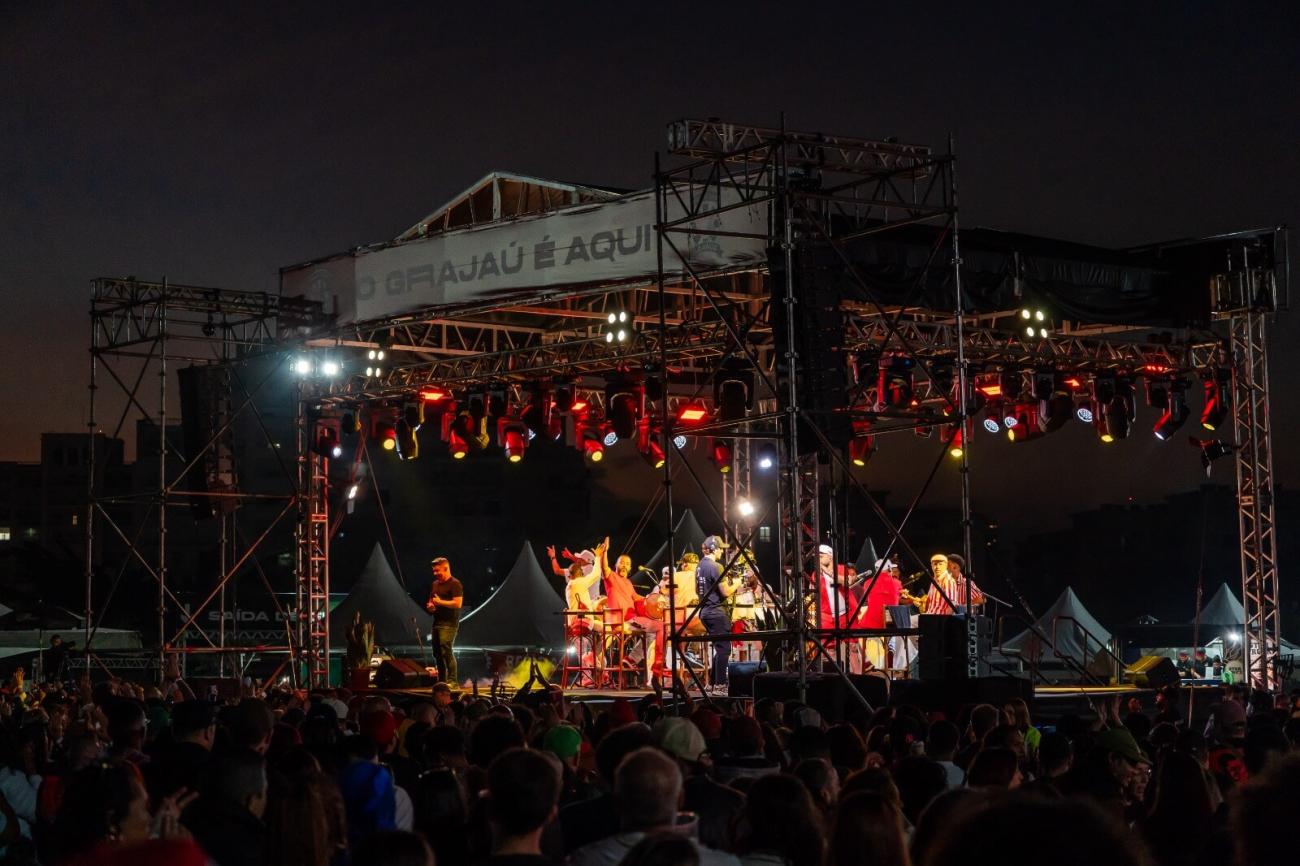 Foto da plateia e do palco com o show do Pagode da 27
