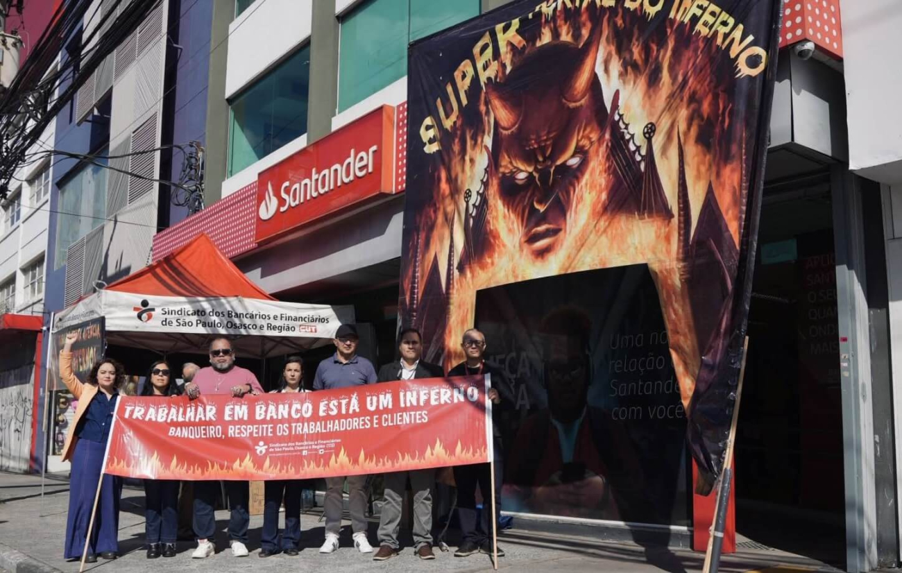 Sindicato levou o Portal do Inferno até agência Marechal Rondon, do Santander, em Osasco (Foto: Seeb-SP)