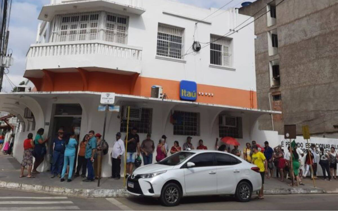 Filas se tornaram rotina na única agência do Itaú em Resplendor (Foto: Divulgação/MPMG)