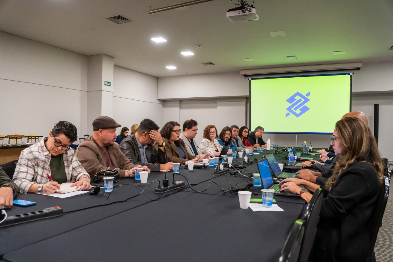 Foto da mesa de negociiação entre representantes dos funcionários do BB e da direção do banco