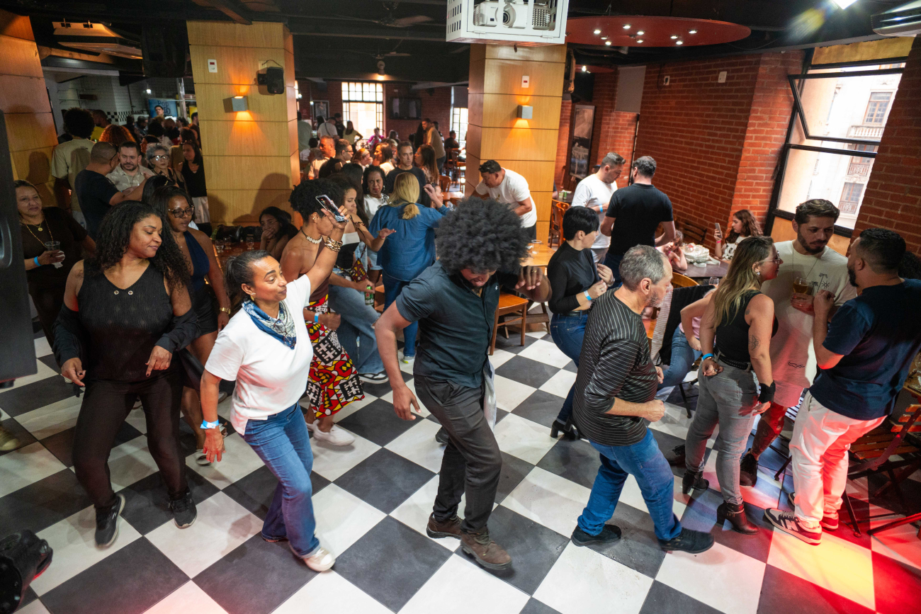 Pessoas dançando samba e se divertindo na feijoada do esquenta da Campanha Nacional