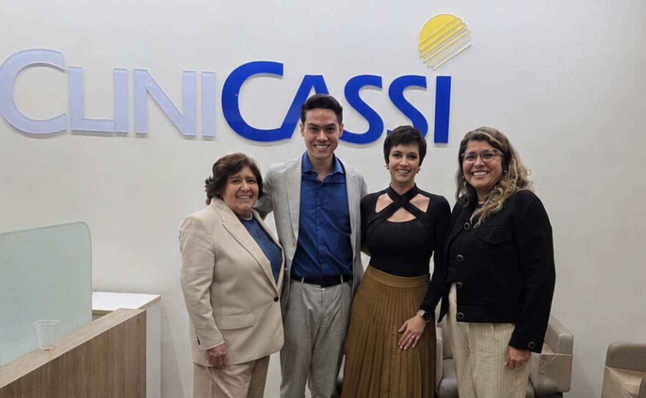 imagem mostra conselheiros eleitos durante inauguração da CliniCassi em santos