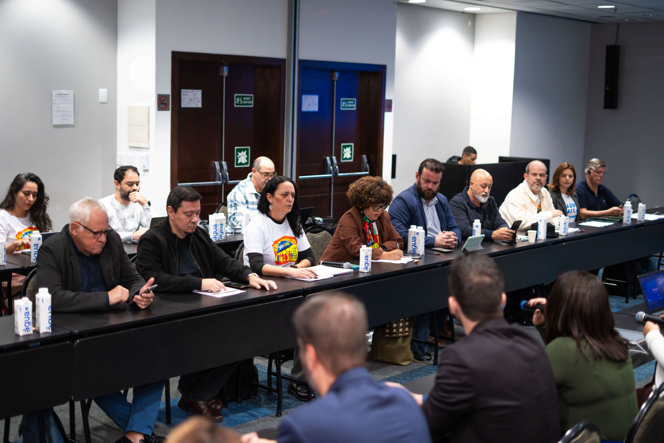 Foto da mesa de negociação, com representantes dos trabalhadores e da direção da Caixa