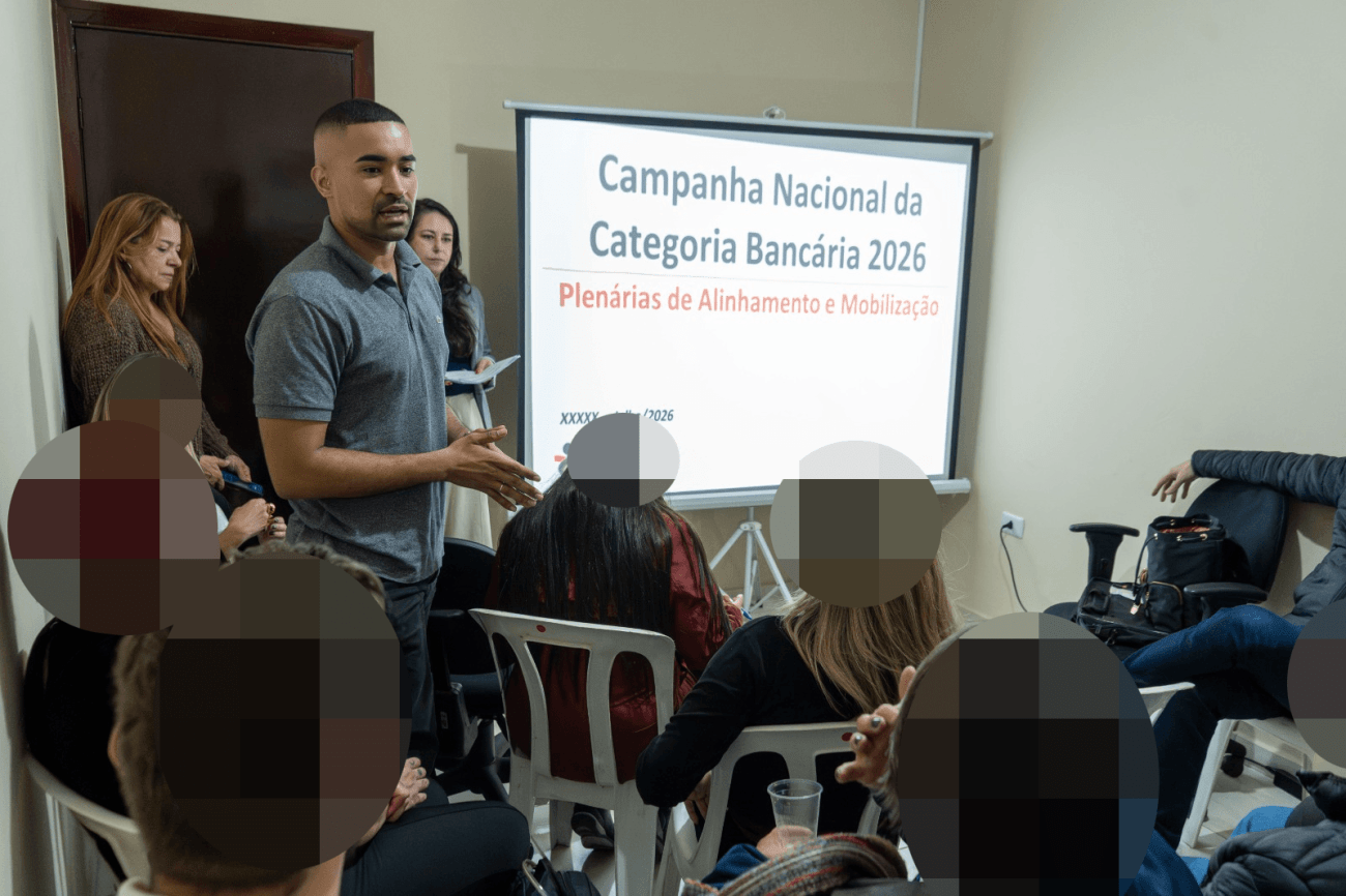 Imagem mostra bancários reunidos em plenária