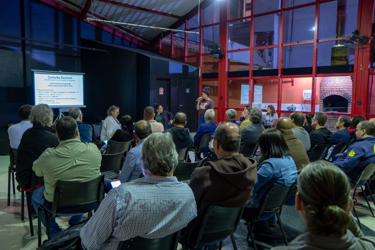 Imagem mostra auditório lotado durante plenária na regional sul/oeste do Sindicato